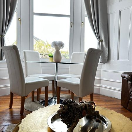 The Lazy Lion - Spacious 2 Bedroom - Town Centre Holiday Home Apartment ポート・グラスゴー エクステリア 写真