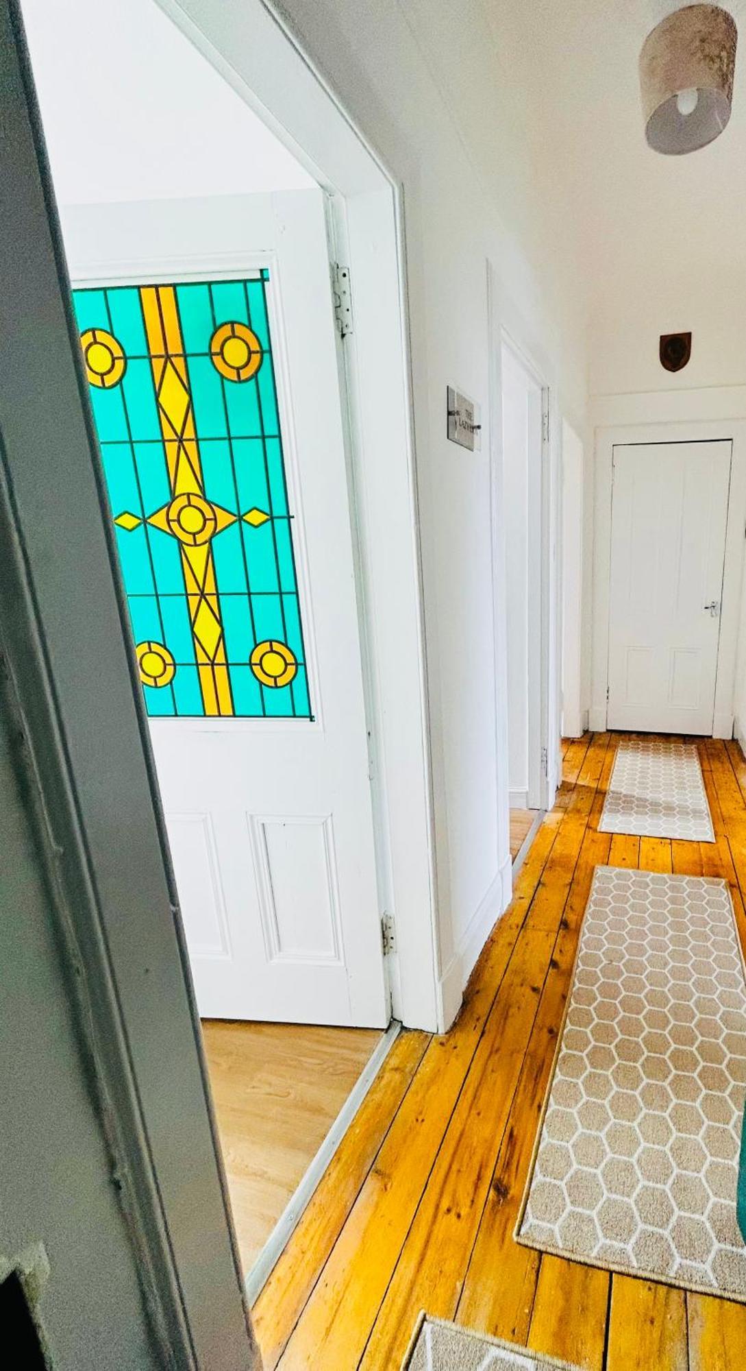 The Lazy Lion - Spacious 2 Bedroom - Town Centre Holiday Home Apartment ポート・グラスゴー エクステリア 写真
