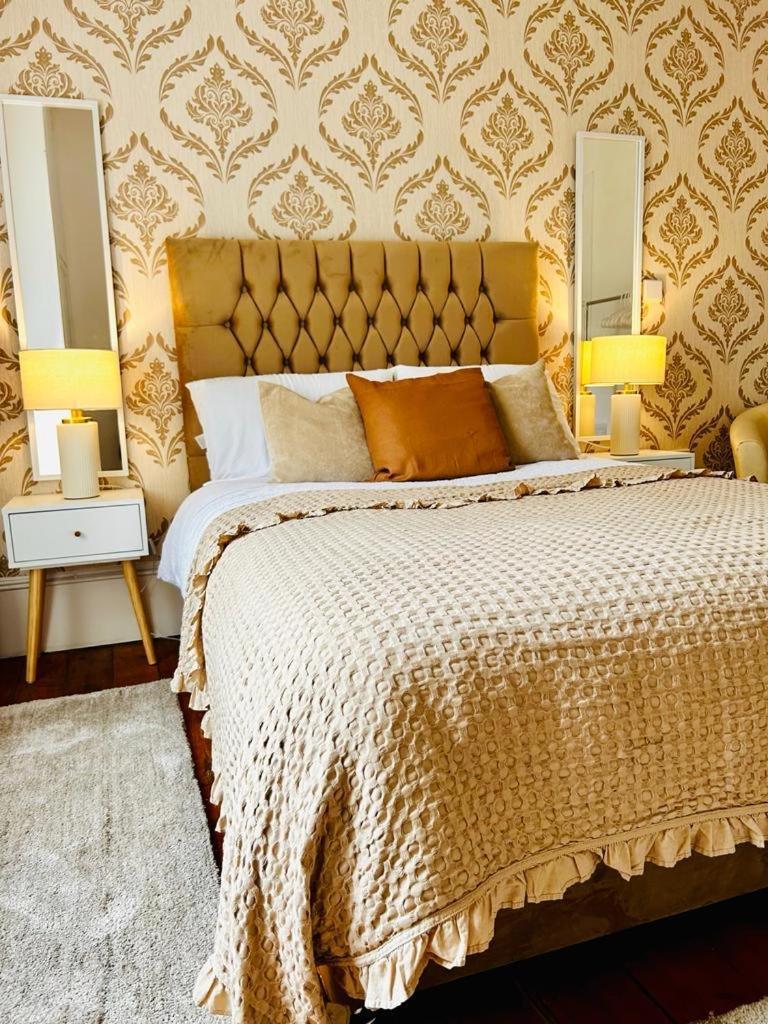 The Lazy Lion - Spacious 2 Bedroom - Town Centre Holiday Home Apartment ポート・グラスゴー エクステリア 写真