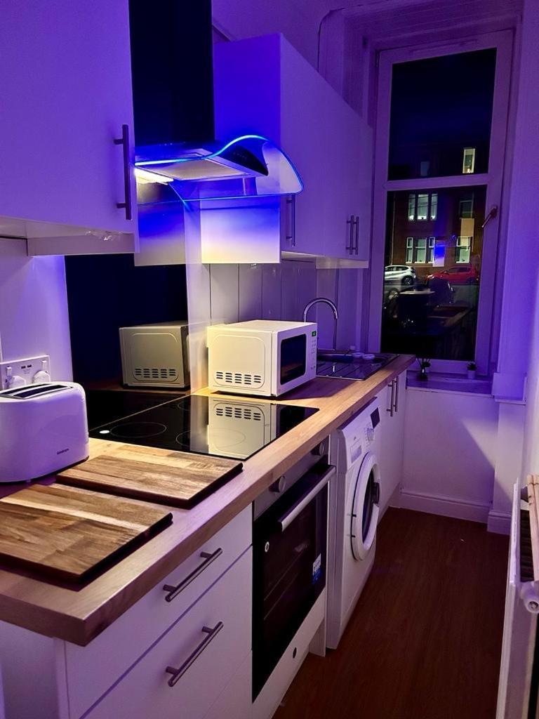 The Lazy Lion - Spacious 2 Bedroom - Town Centre Holiday Home Apartment ポート・グラスゴー エクステリア 写真