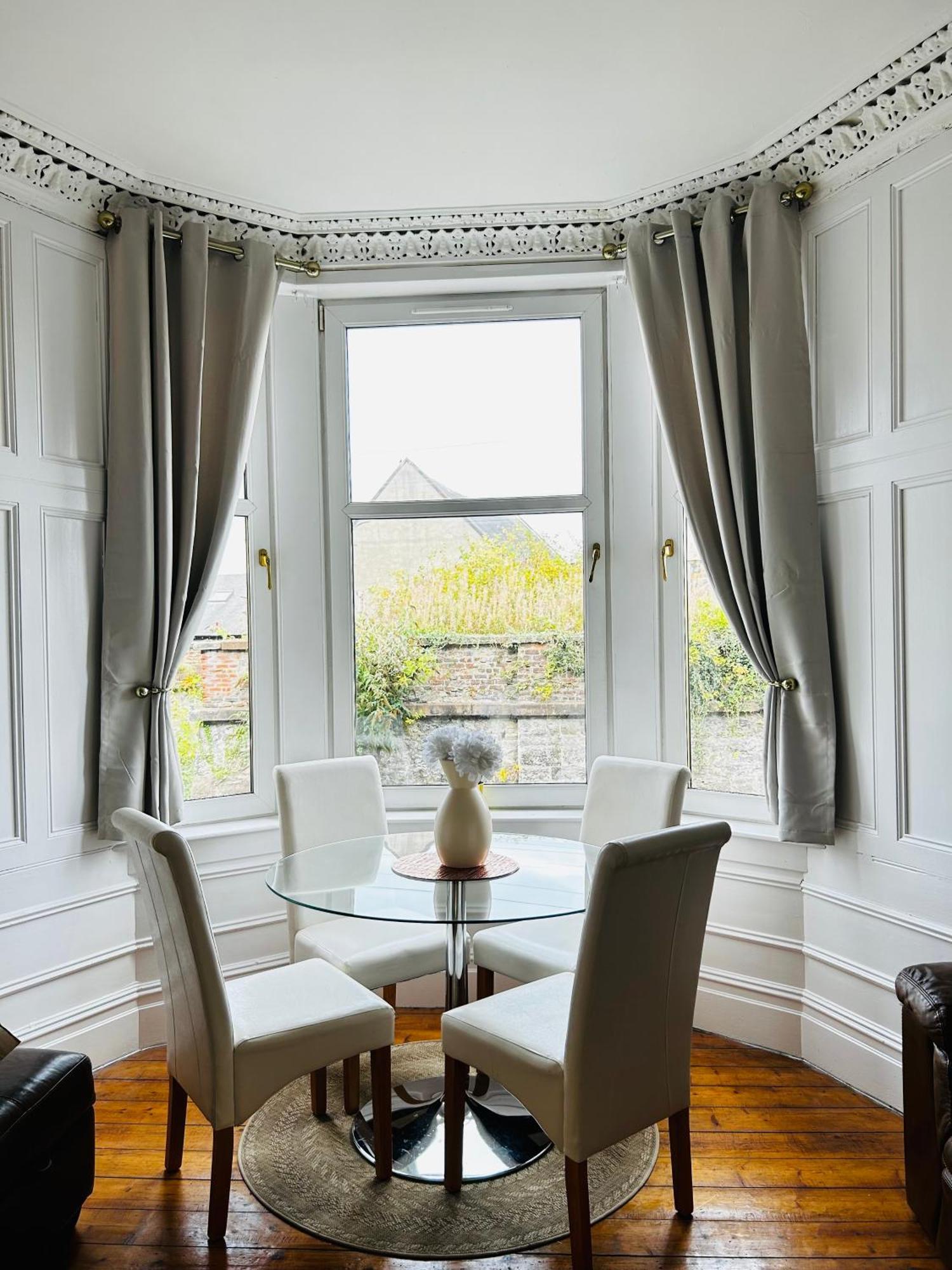 The Lazy Lion - Spacious 2 Bedroom - Town Centre Holiday Home Apartment ポート・グラスゴー エクステリア 写真