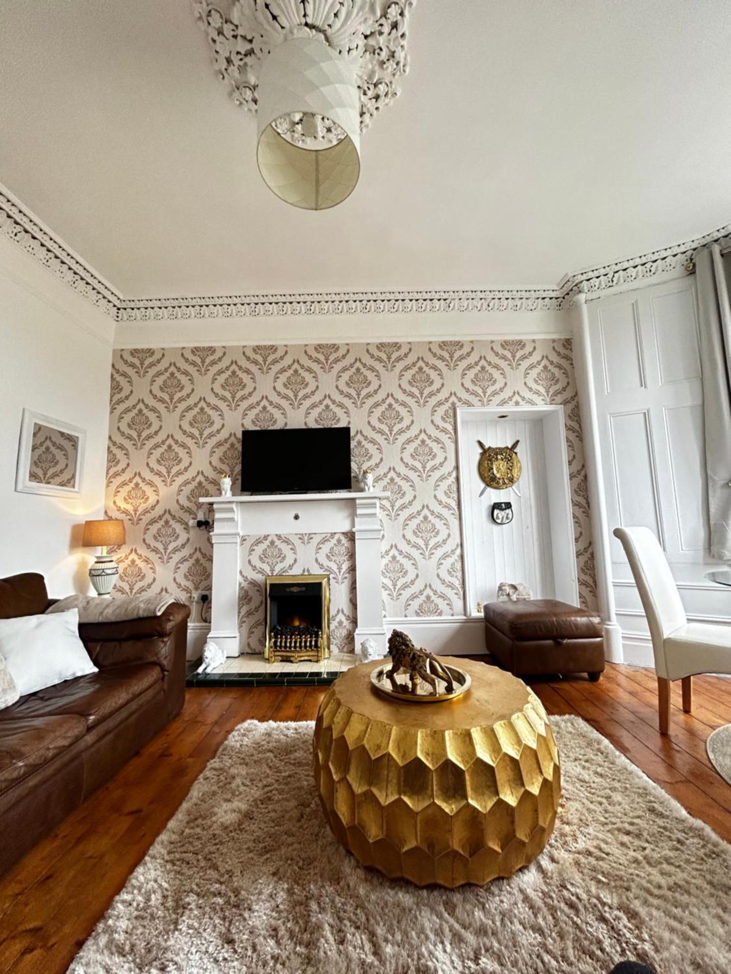 The Lazy Lion - Spacious 2 Bedroom - Town Centre Holiday Home Apartment ポート・グラスゴー エクステリア 写真