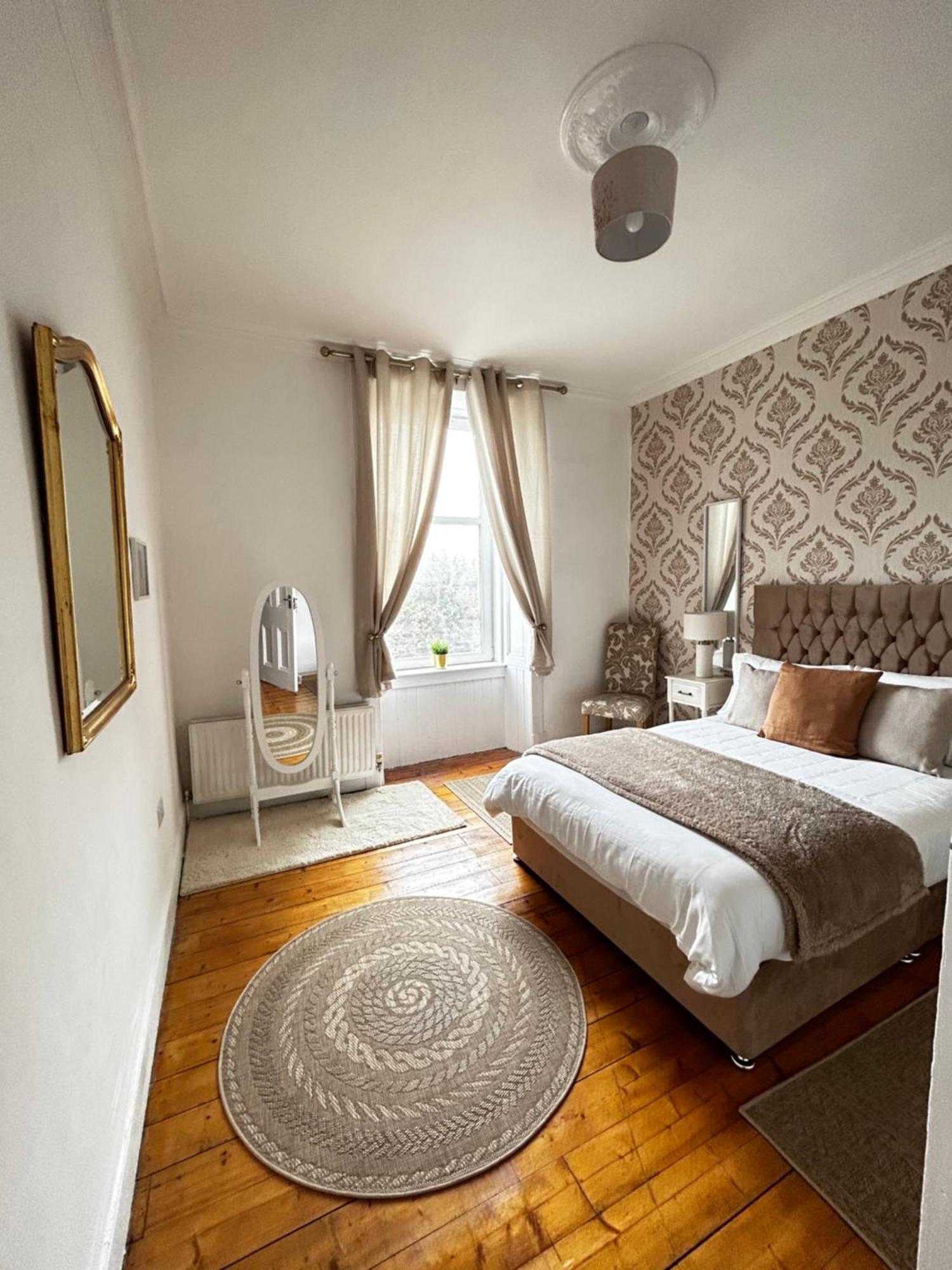 The Lazy Lion - Spacious 2 Bedroom - Town Centre Holiday Home Apartment ポート・グラスゴー エクステリア 写真