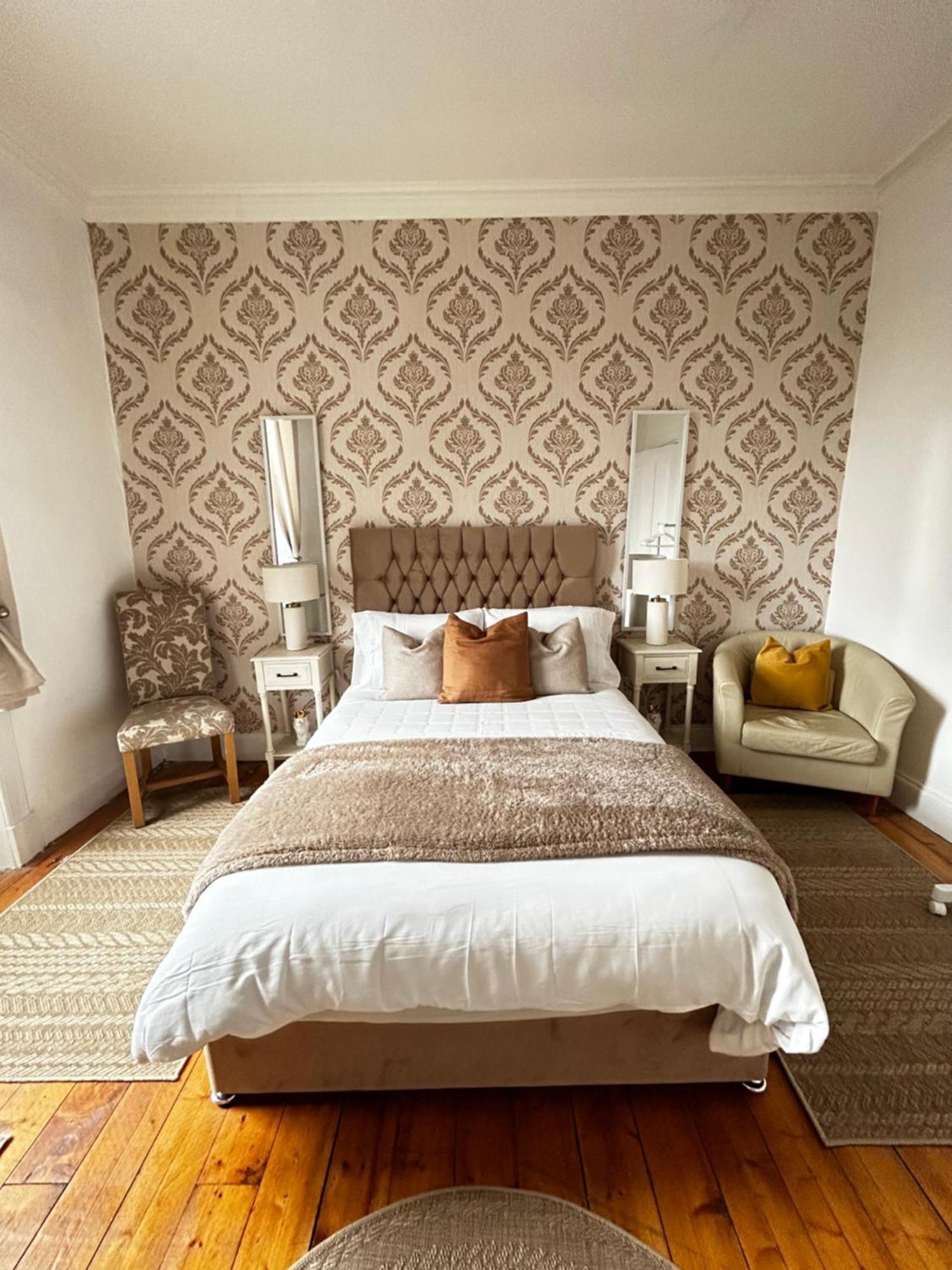 The Lazy Lion - Spacious 2 Bedroom - Town Centre Holiday Home Apartment ポート・グラスゴー エクステリア 写真