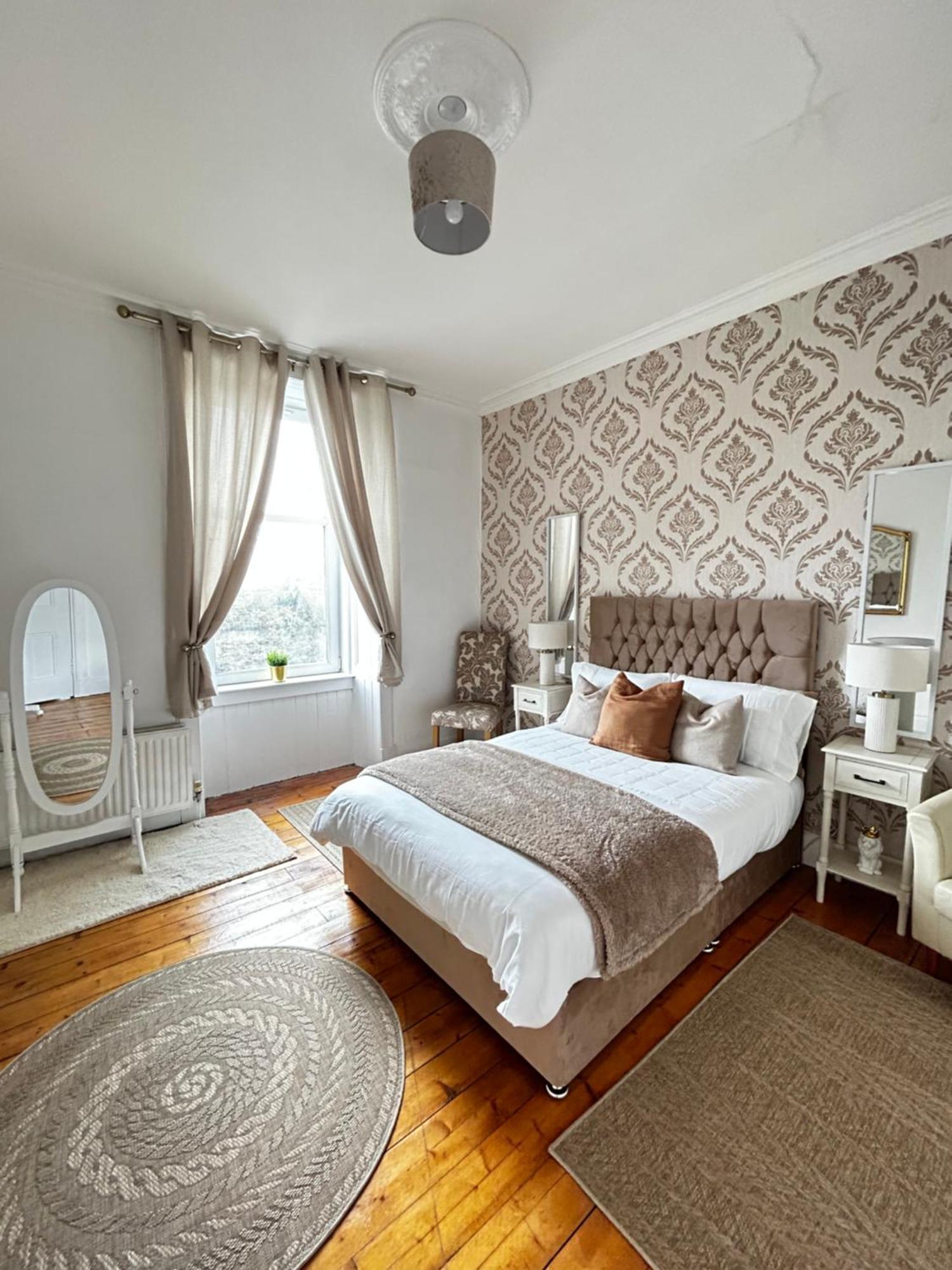 The Lazy Lion - Spacious 2 Bedroom - Town Centre Holiday Home Apartment ポート・グラスゴー エクステリア 写真