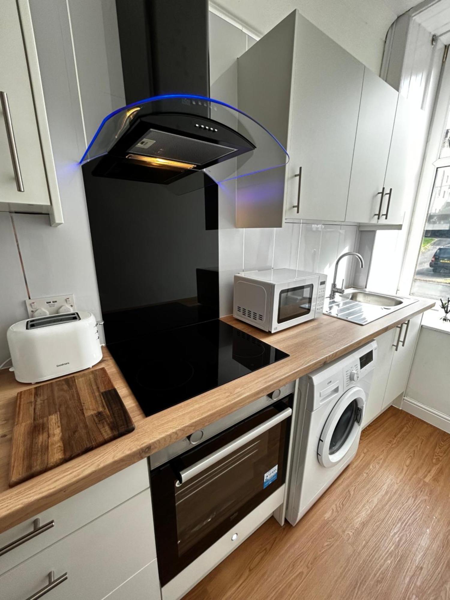 The Lazy Lion - Spacious 2 Bedroom - Town Centre Holiday Home Apartment ポート・グラスゴー エクステリア 写真