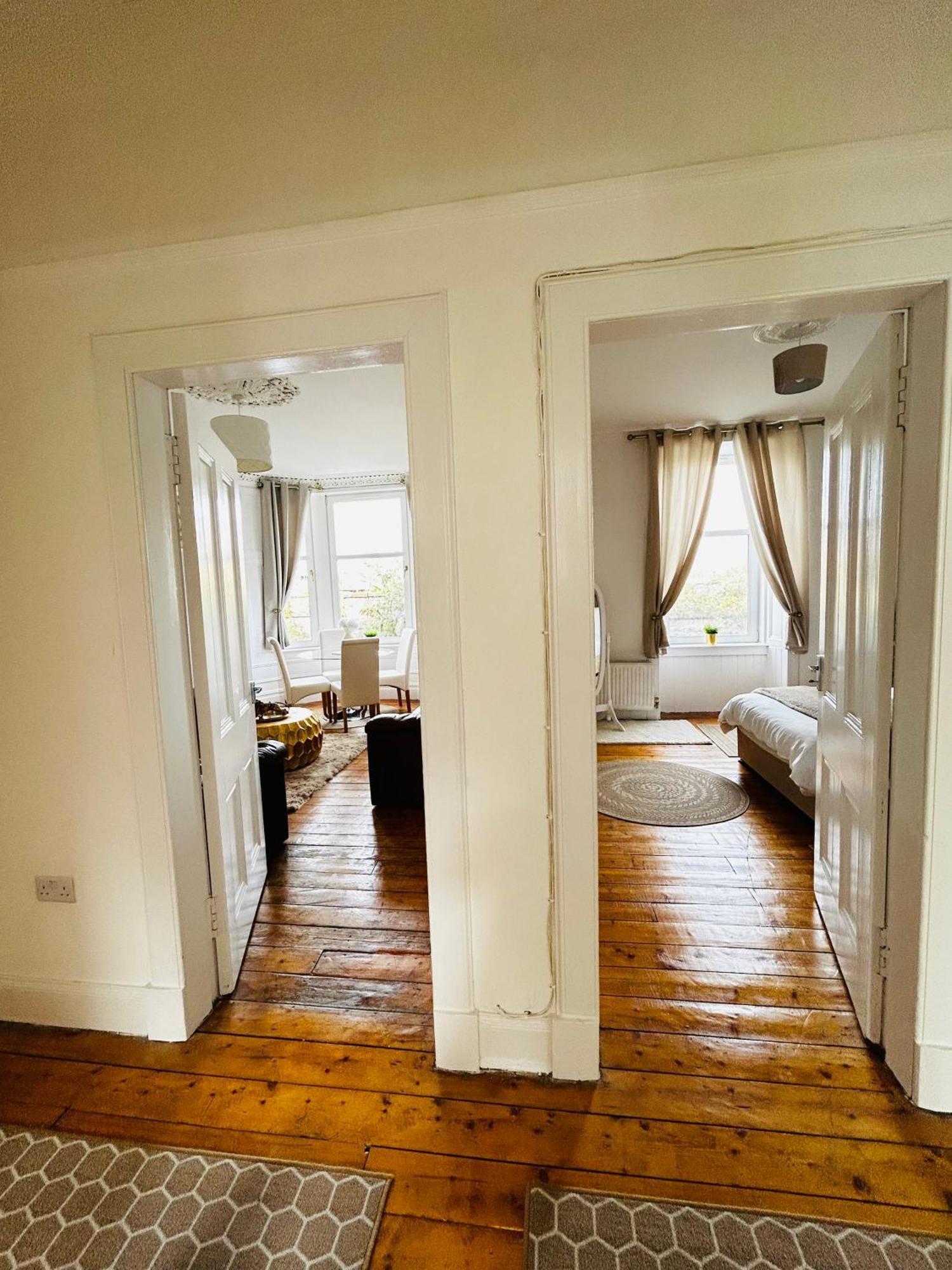 The Lazy Lion - Spacious 2 Bedroom - Town Centre Holiday Home Apartment ポート・グラスゴー エクステリア 写真