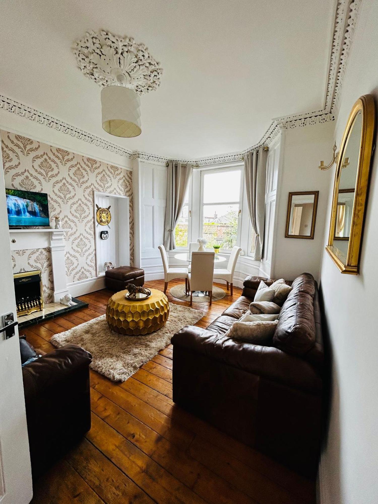 The Lazy Lion - Spacious 2 Bedroom - Town Centre Holiday Home Apartment ポート・グラスゴー エクステリア 写真