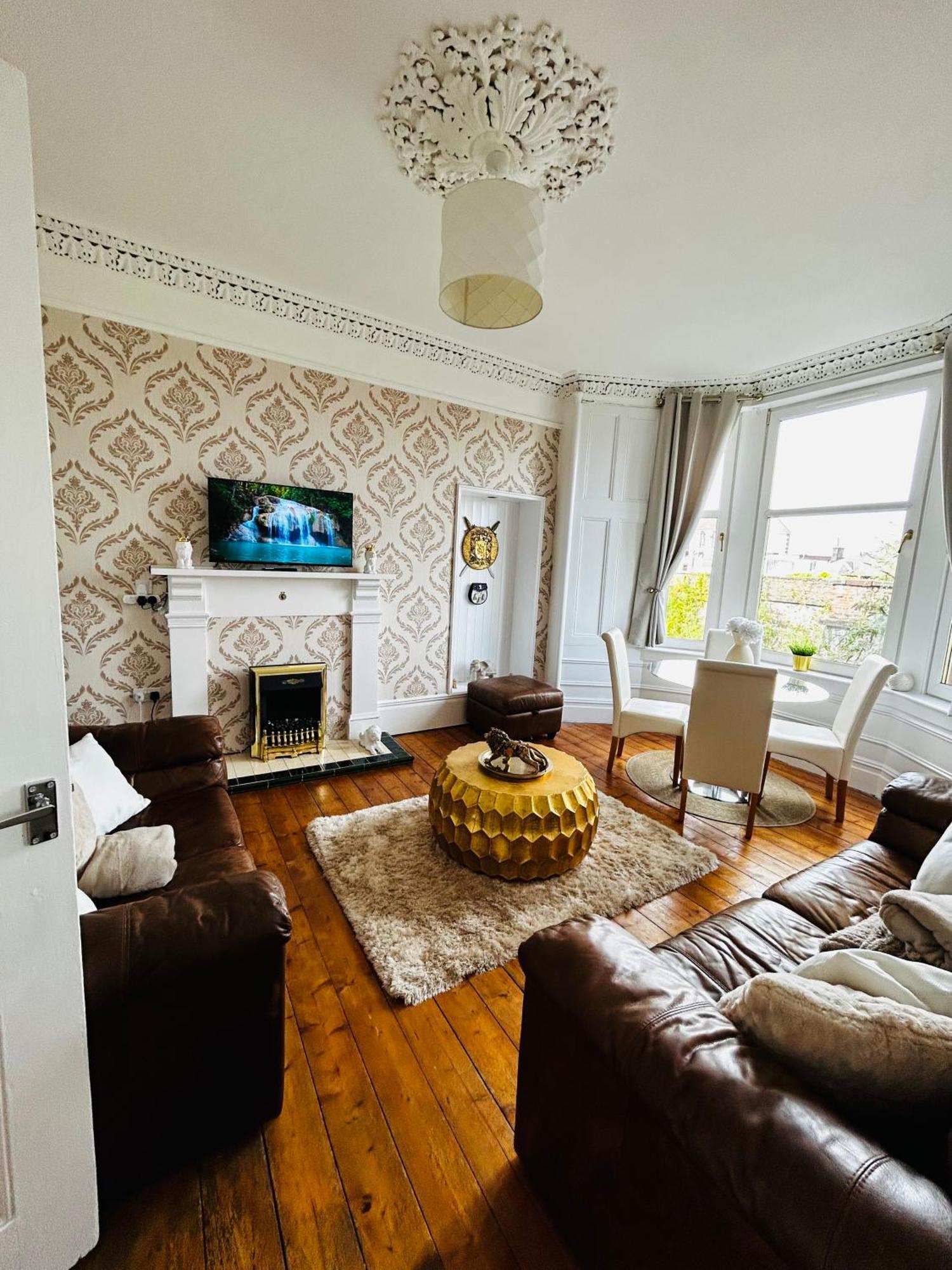 The Lazy Lion - Spacious 2 Bedroom - Town Centre Holiday Home Apartment ポート・グラスゴー エクステリア 写真