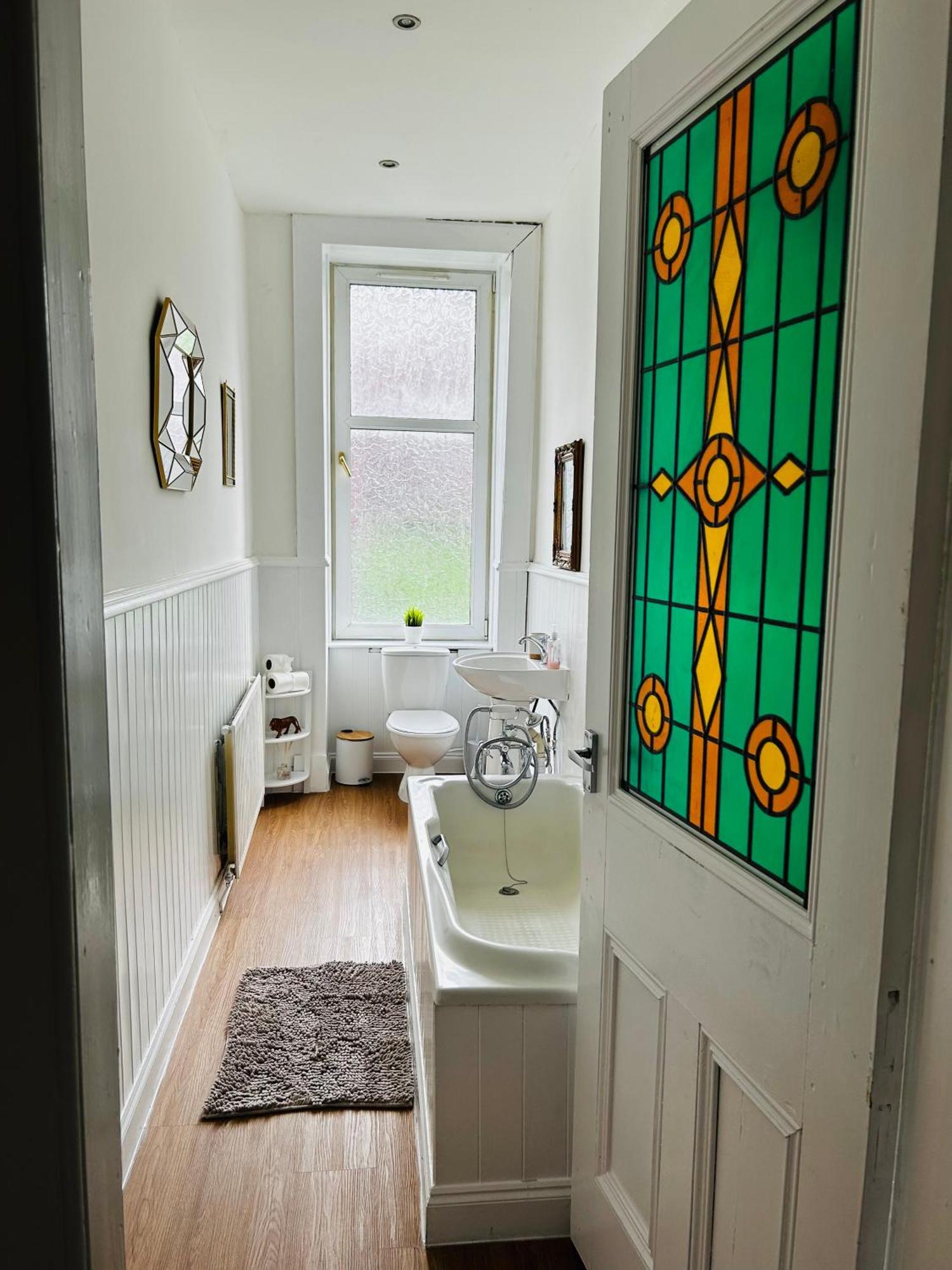 The Lazy Lion - Spacious 2 Bedroom - Town Centre Holiday Home Apartment ポート・グラスゴー エクステリア 写真