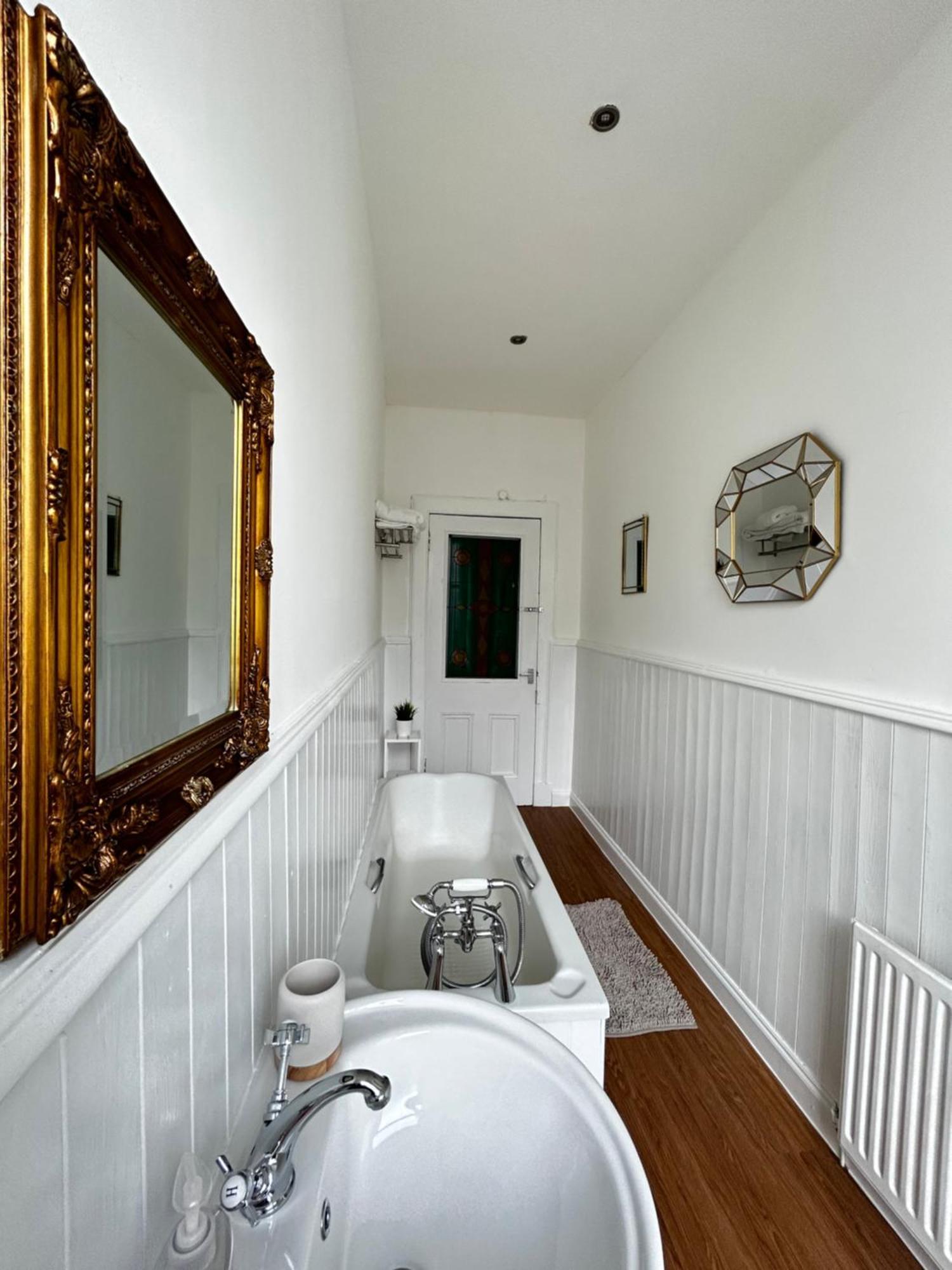 The Lazy Lion - Spacious 2 Bedroom - Town Centre Holiday Home Apartment ポート・グラスゴー エクステリア 写真