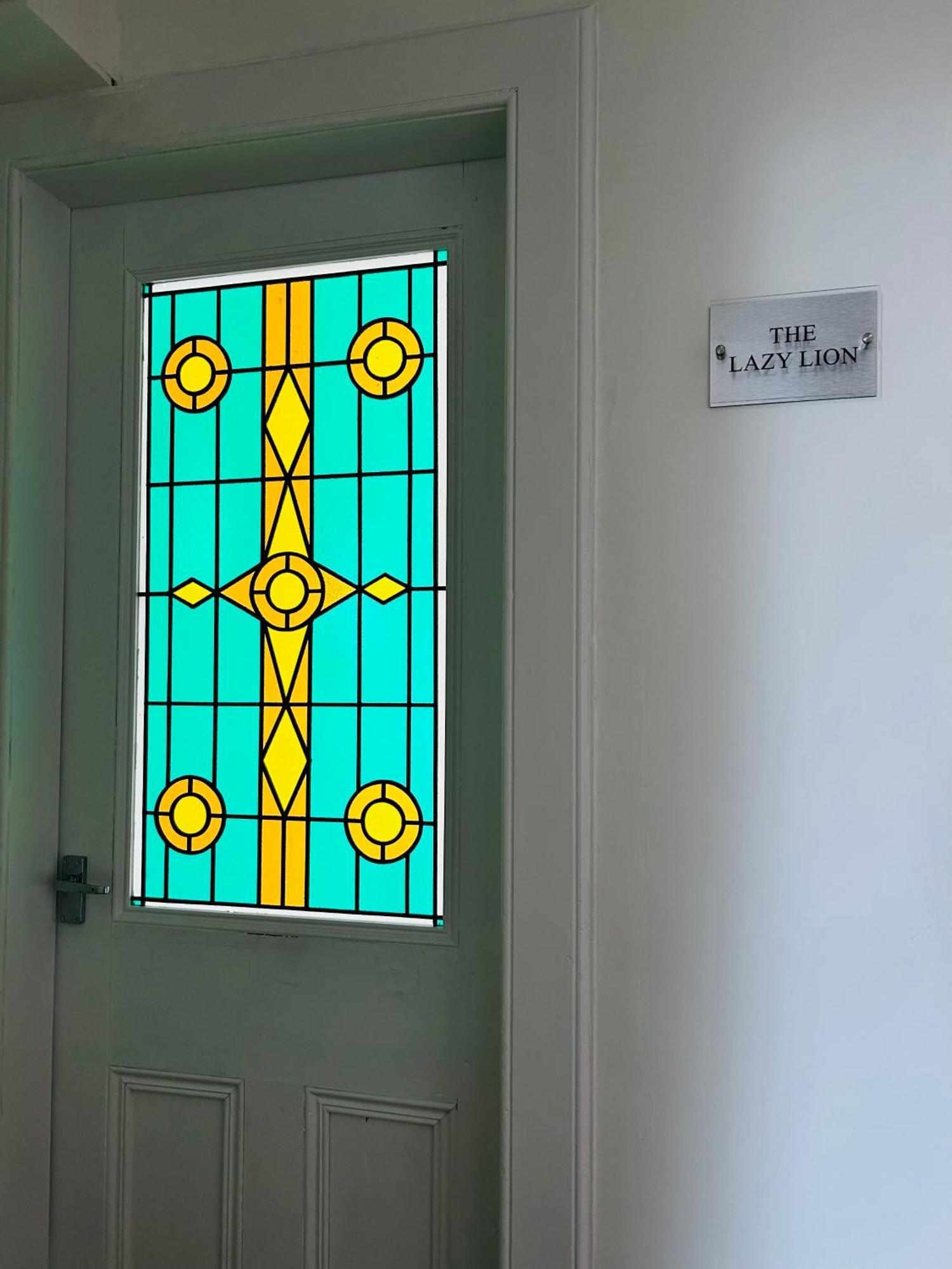 The Lazy Lion - Spacious 2 Bedroom - Town Centre Holiday Home Apartment ポート・グラスゴー エクステリア 写真